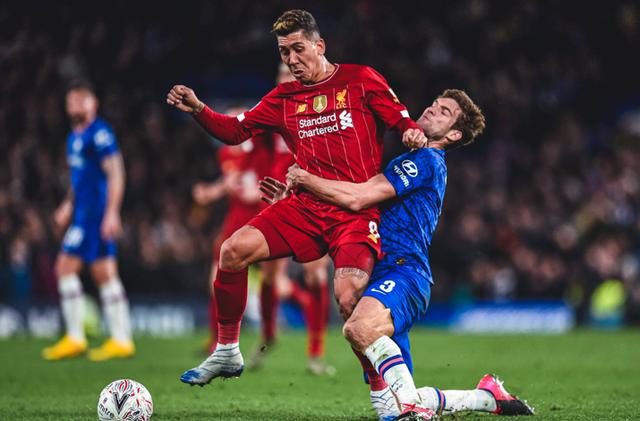 彻底怒了！勇士全队集体抗议裁判，库里遭对手恶劣犯规引发愤怒